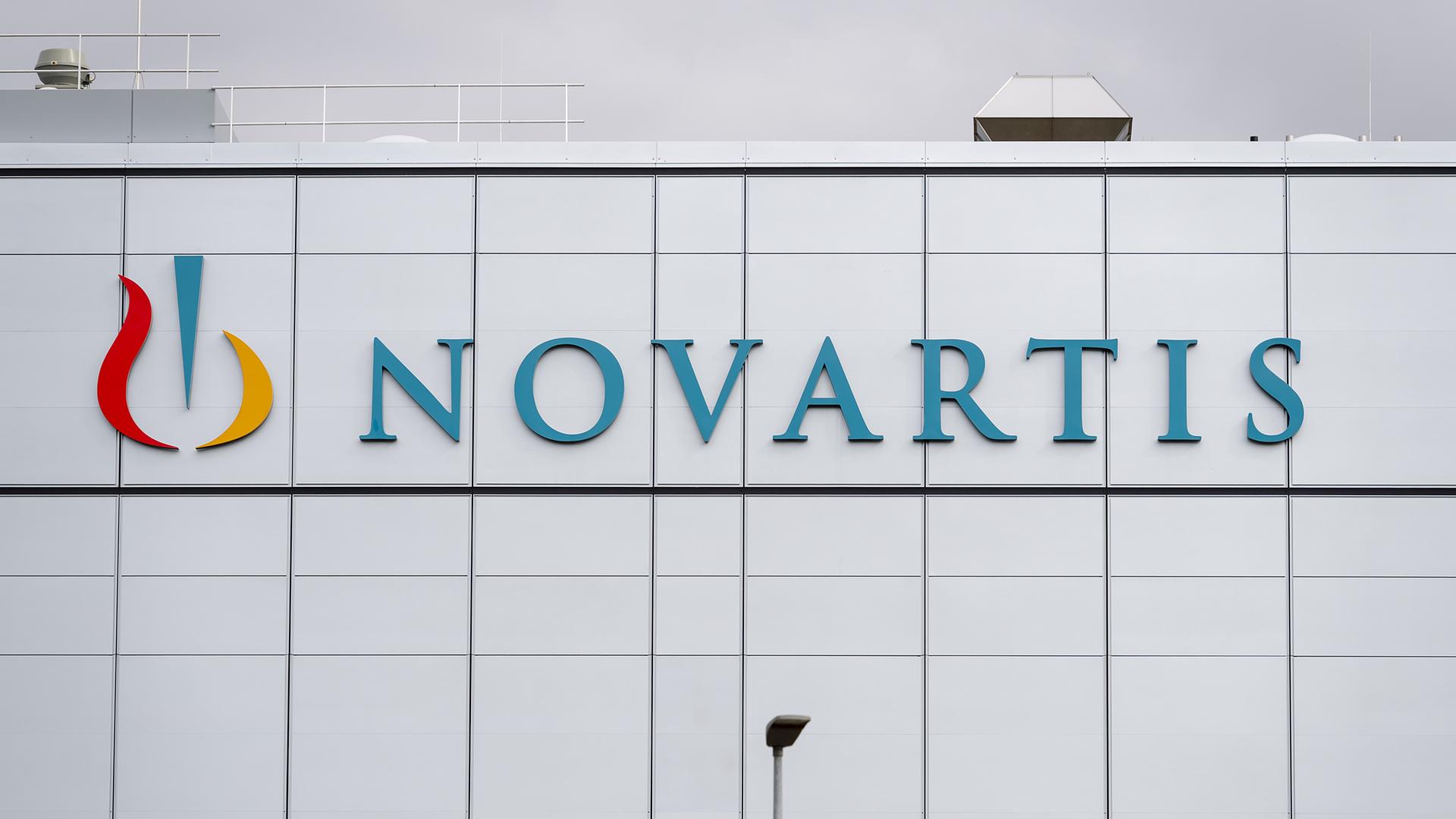 Das Schild der Firma Novartis an einer Fassade Das Schild der Firma Novartis an einer Fassade