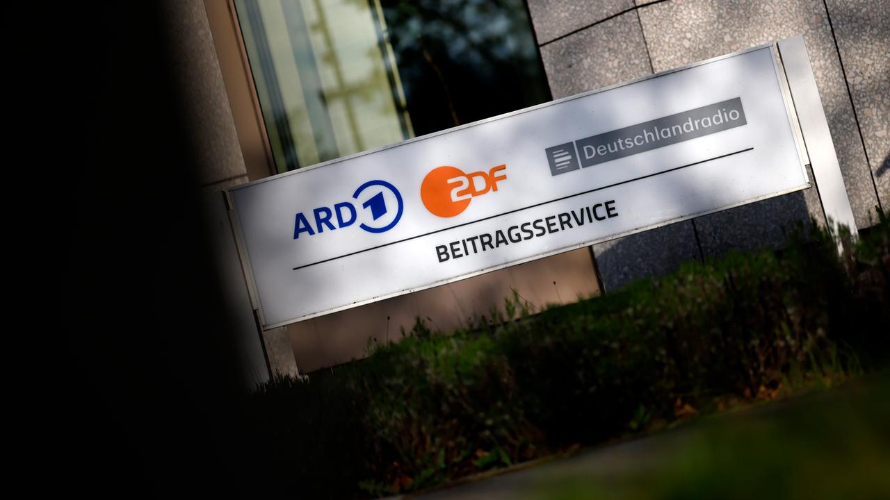 Hauseingang mit einem Schild und der Aufschrift "ARD ZDF Deutschlandradio Beitragsservice" auf dem WDR-Gelände in Köln