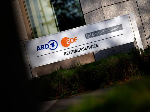 Hauseingang mit einem Schild und der Aufschrift "ARD ZDF Deutschlandradio Beitragsservice" auf dem WDR-Gelände in Köln. Hauseingang mit einem Schild und der Aufschrift "ARD ZDF Deutschlandradio Beitragsservice" auf dem WDR-Gelände in Köln.