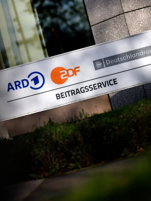 Hauseingang mit einem Schild und der Aufschrift "ARD ZDF Deutschlandradio Beitragsservice" auf dem WDR-Gelände in Köln. Hauseingang mit einem Schild und der Aufschrift "ARD ZDF Deutschlandradio Beitragsservice" auf dem WDR-Gelände in Köln.
