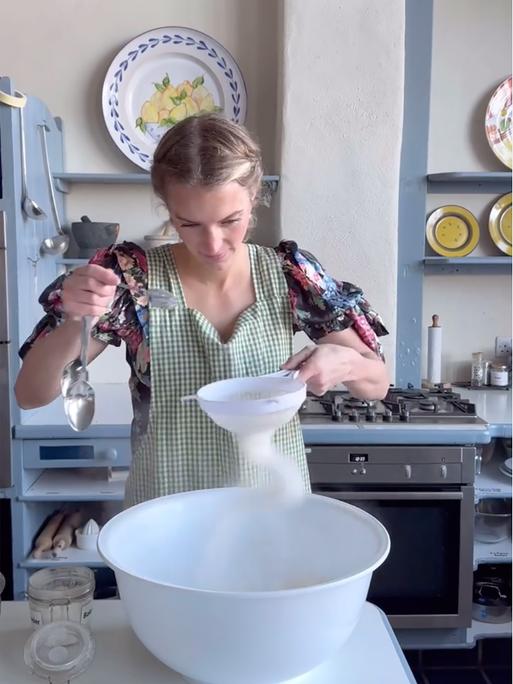 Die zur Zeit berühmteste "Tradwive" (traditionelle Hausfrau) Hannah Neeleman kocht auf Instagram mit zehn Millionen Followern.