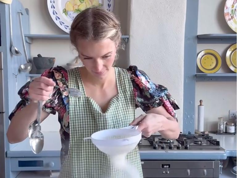 Die zur Zeit berühmteste "Tradwive" (traditionelle Hausfrau) Hannah Neeleman kocht auf Instagram mit zehn Millionen Followern.