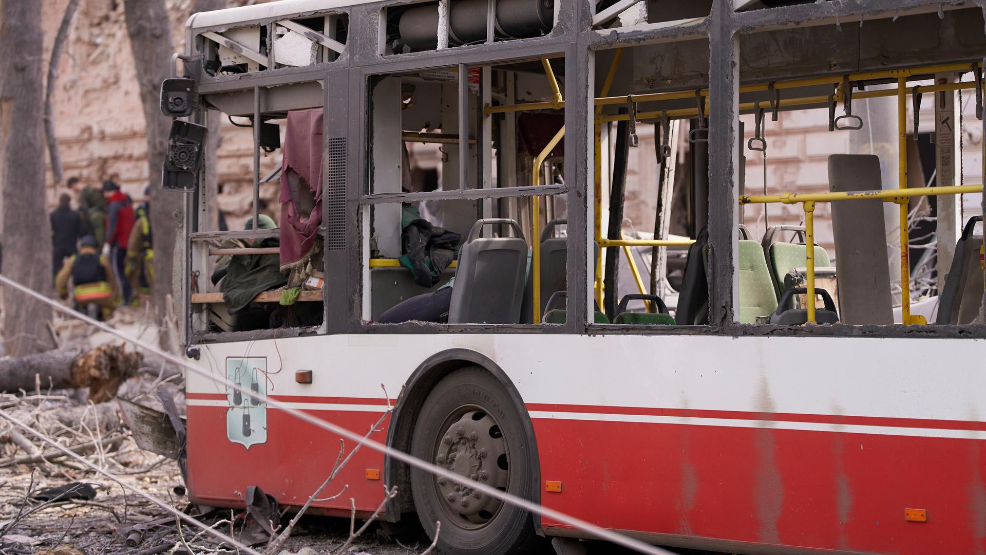 Ein ausgebombter Bus des öffentlichen Nahverkehrs