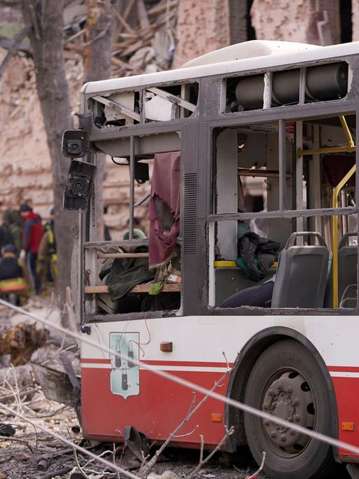 Ein ausgebombter Bus des öffentlichen Nahverkehrs
