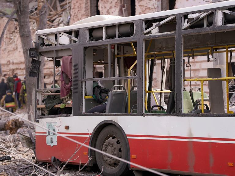 Ein ausgebombter Bus des öffentlichen Nahverkehrs