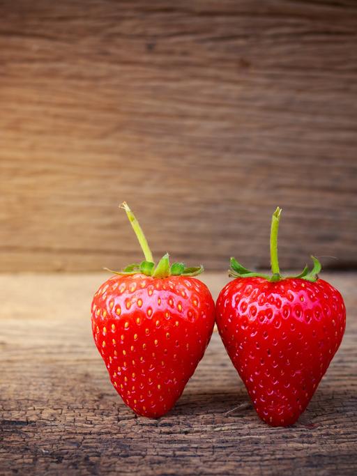 Zwei Erdbeeren.