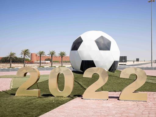 Ein großer Ball mit der Jahreszahl 2022 steht auf einer Verkehrsinsel mit Kreisverkehr in Katar.