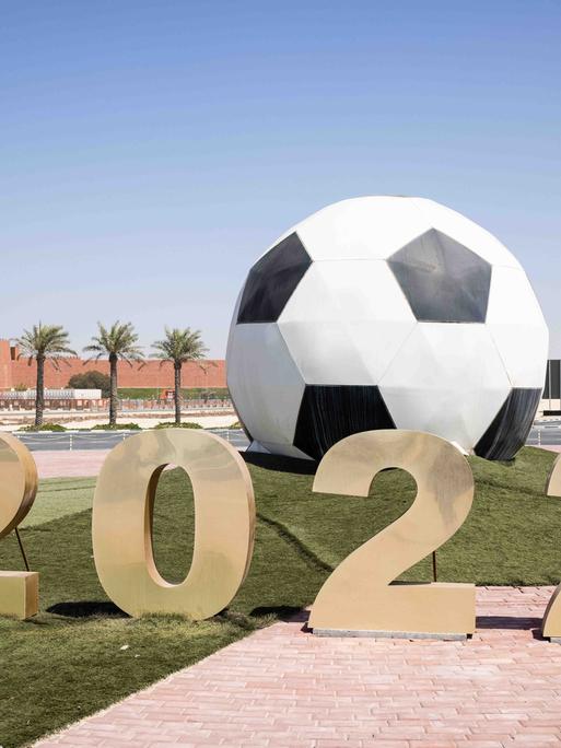 Ein großer Ball mit der Jahreszahl 2022 steht auf einer Verkehrsinsel mit Kreisverkehr in Katar.