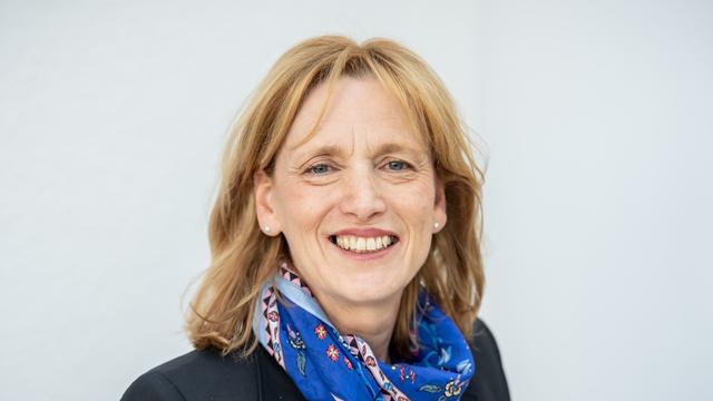 eine blonde Frau lacht in Kamera. Es ist Karin Prien. 