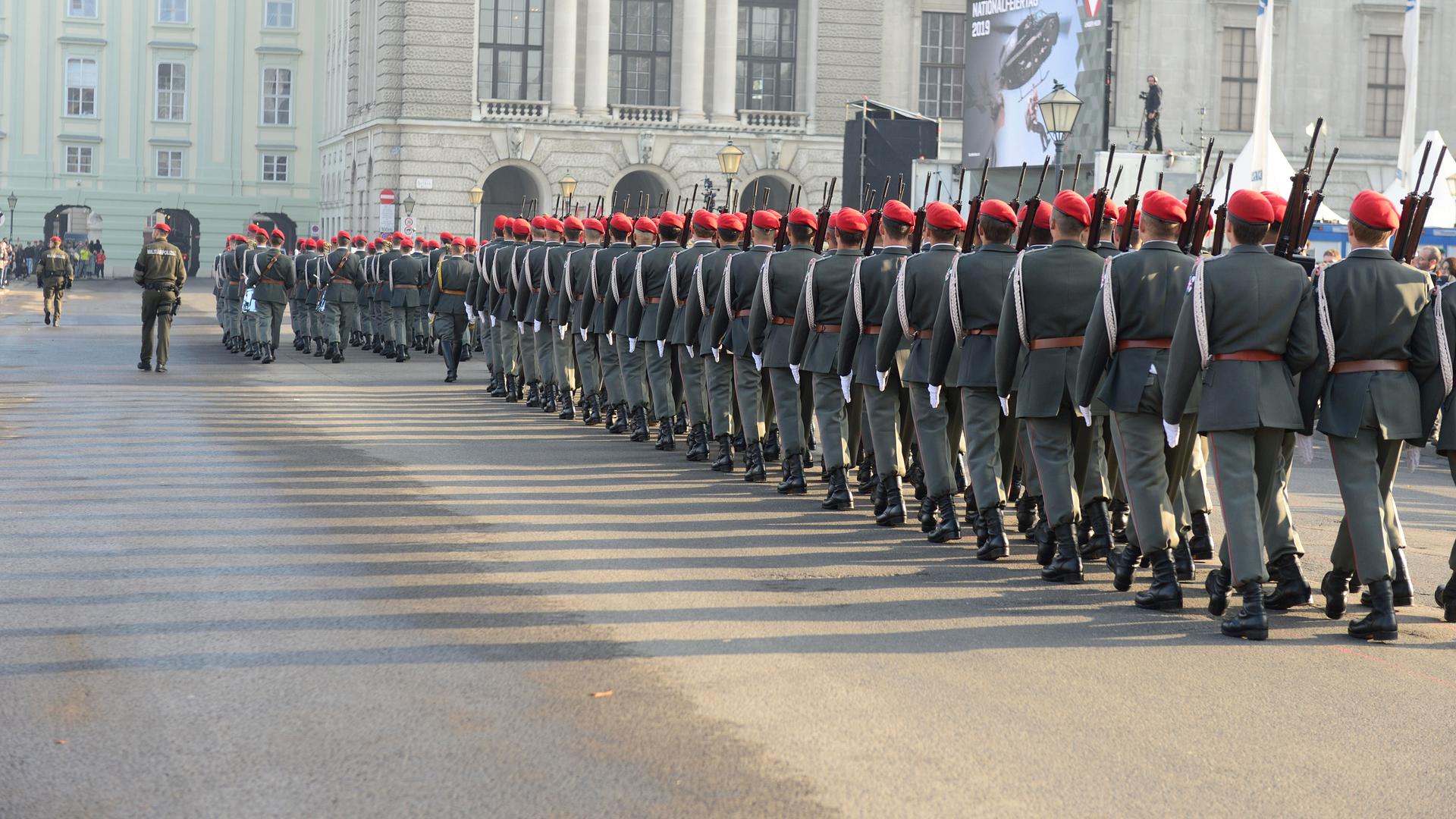 Eine Militär-Garde am Nationalfeiertag in Wien