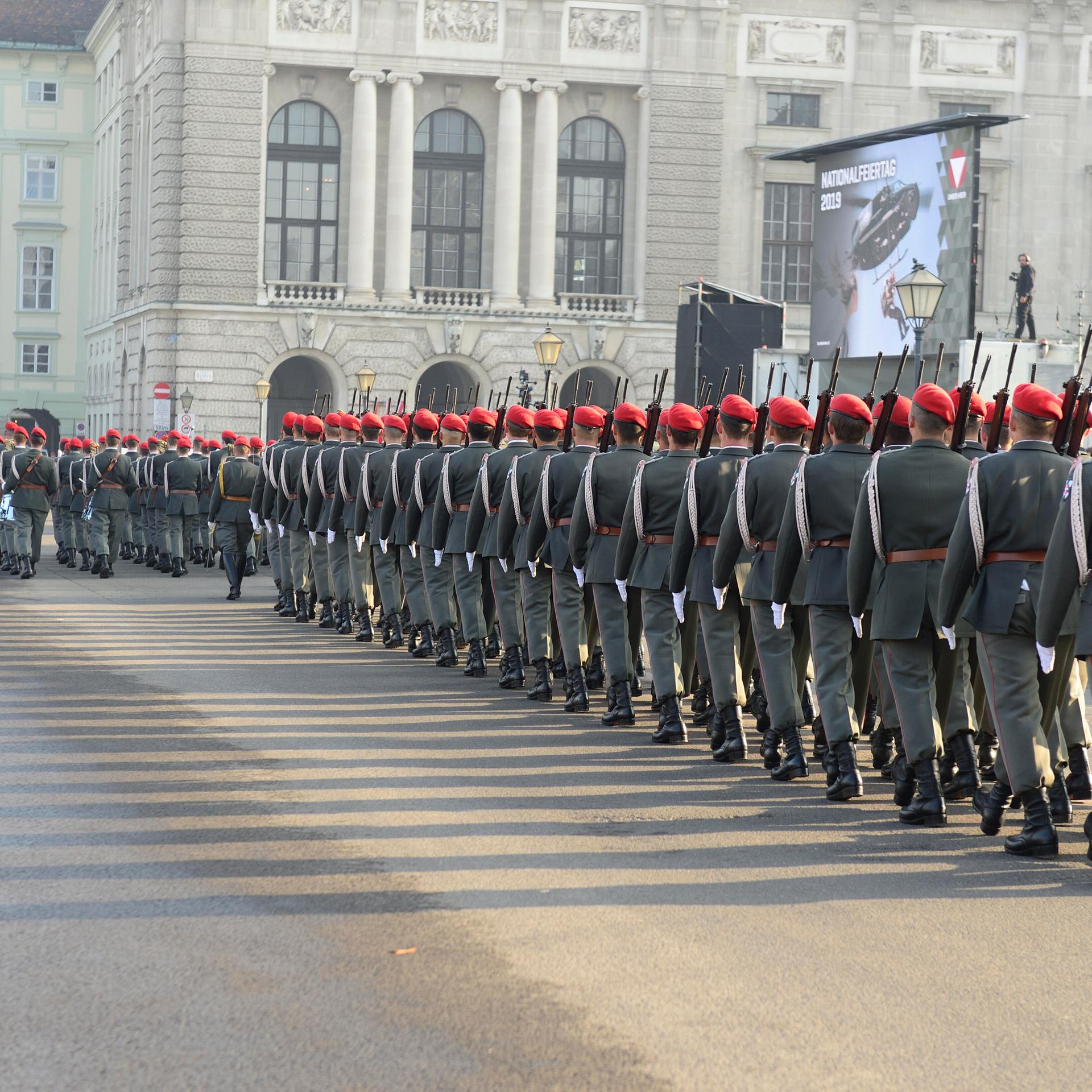 Eine Militär-Garde am Nationalfeiertag in Wien