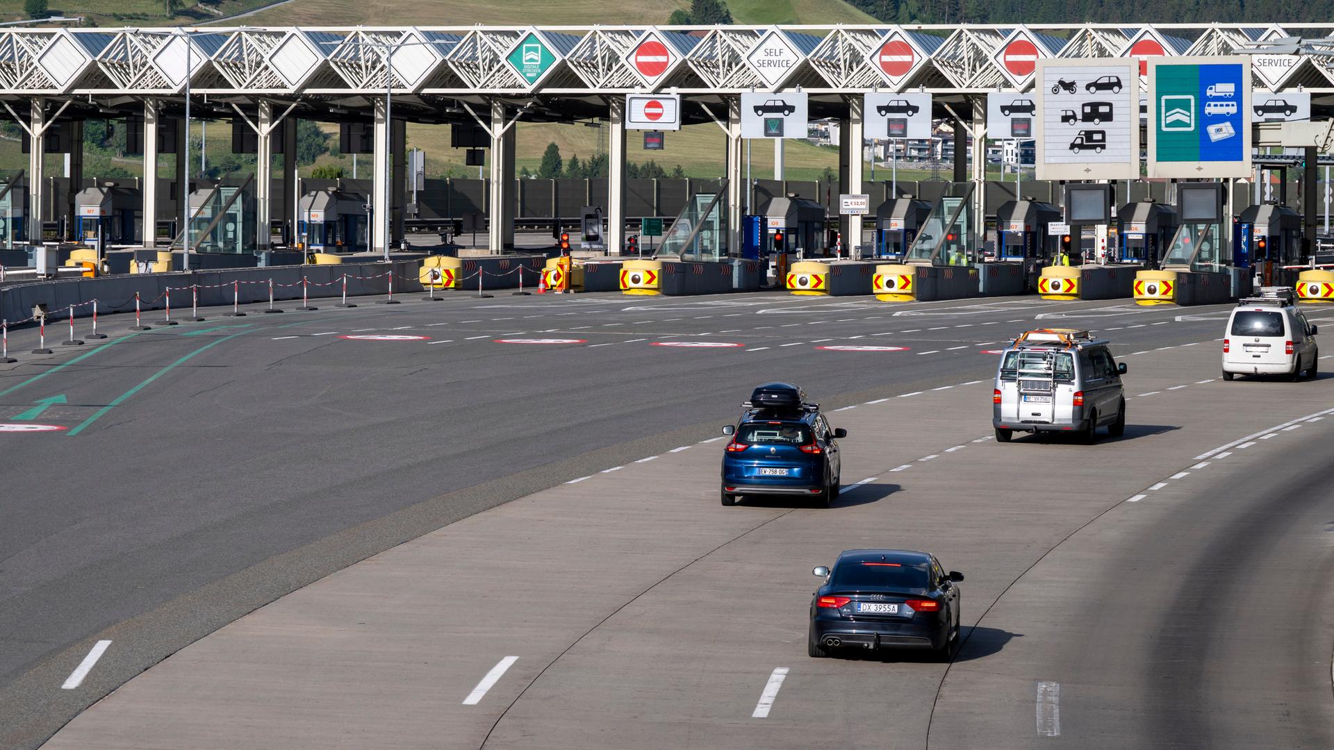 Erste Fahrzeuge fahren in den Abendstunden über die A13 zur Mautstelle der Brennerautobahn. 