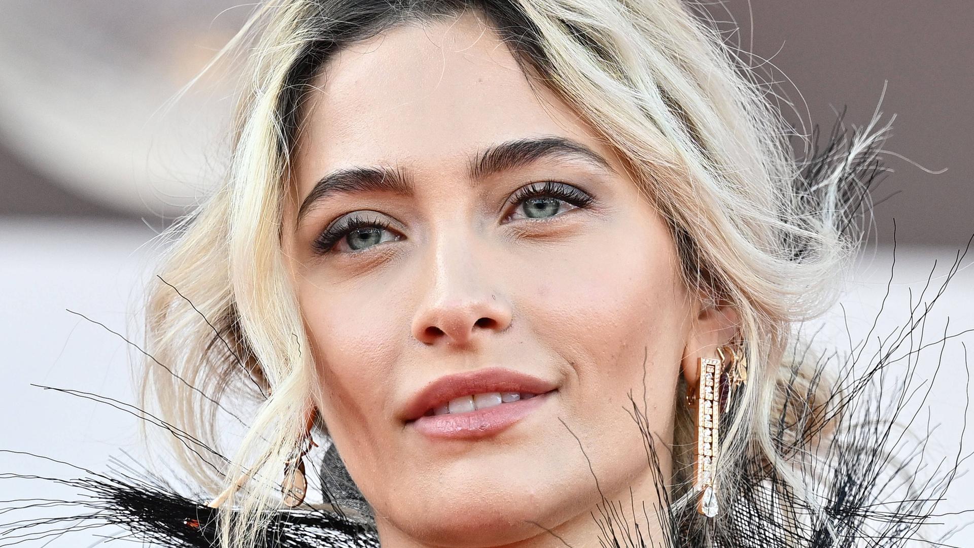 Die Schauspielerin und Sängerin Paris Jackson schaut in die Kamera Die Schauspielerin und Sängerin Paris Jackson schaut in die Kamera