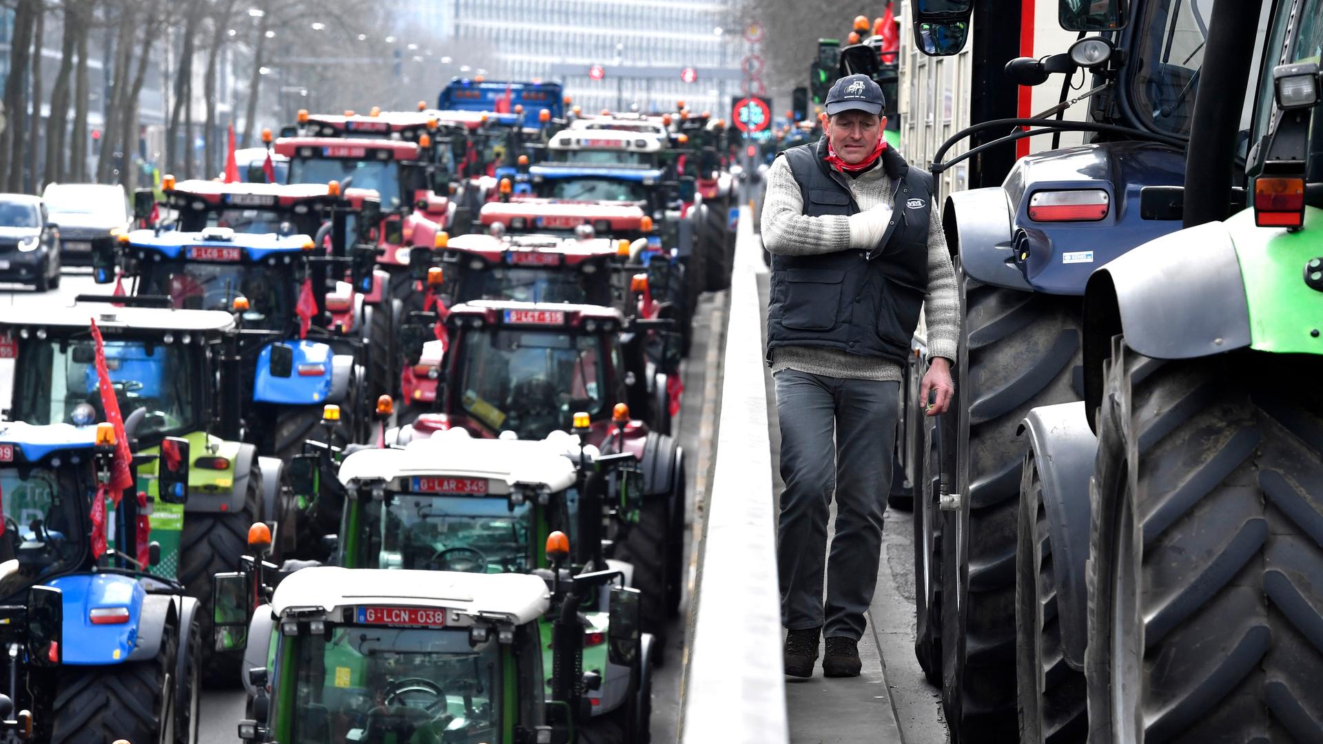 Bauern mit ihren Traktoren blockieren den Verkehr auf einer Straße im Zentrum Brüssels.