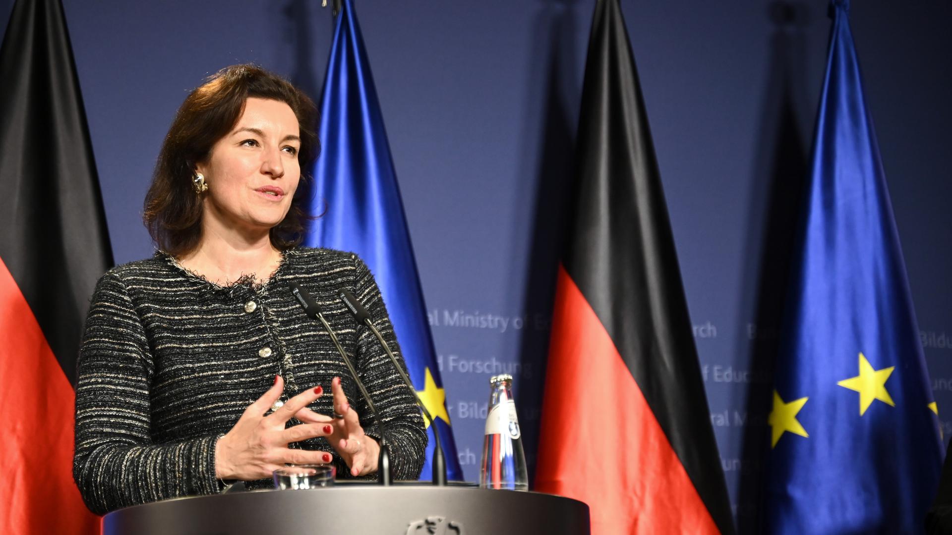 Dorothee Bär (CSU), Bundesministerin für Forschung, Technologie und Raumfahrt, spricht im Bundesministerium für Forschung, Technologie und Raumfahrt (BMFTR). 