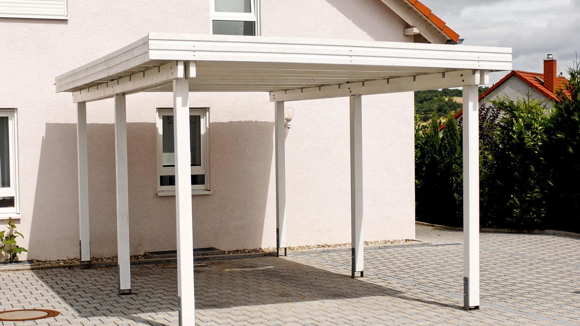 Haus mit Carport in Deutschland.