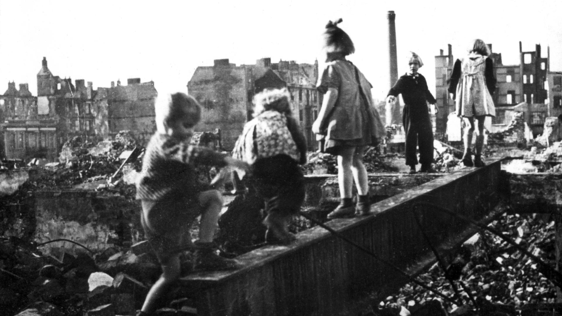 Archivbild - Die undatierte Aufnahme zeigt spielende Kinder zwischen Trümmern und Hausruinen in Hamburg.