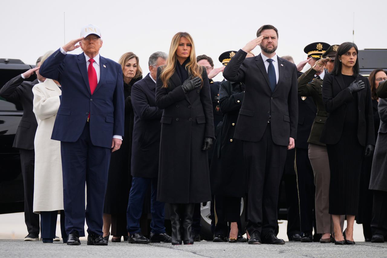 Iran-Krieg: Donald und Melania Trump sowie JD Vance und seine Frau salutieren bei der Überführung gefallener US-Soldaten.
