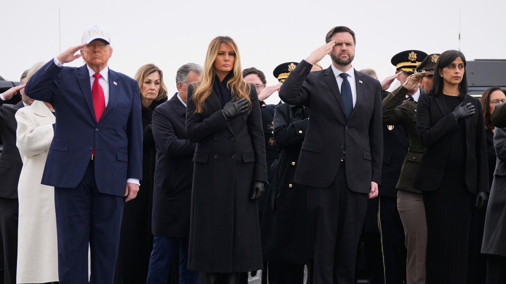 Iran-Krieg: Donald und Melania Trump sowie JD Vance und seine Frau salutieren bei der Überführung gefallener US-Soldaten.