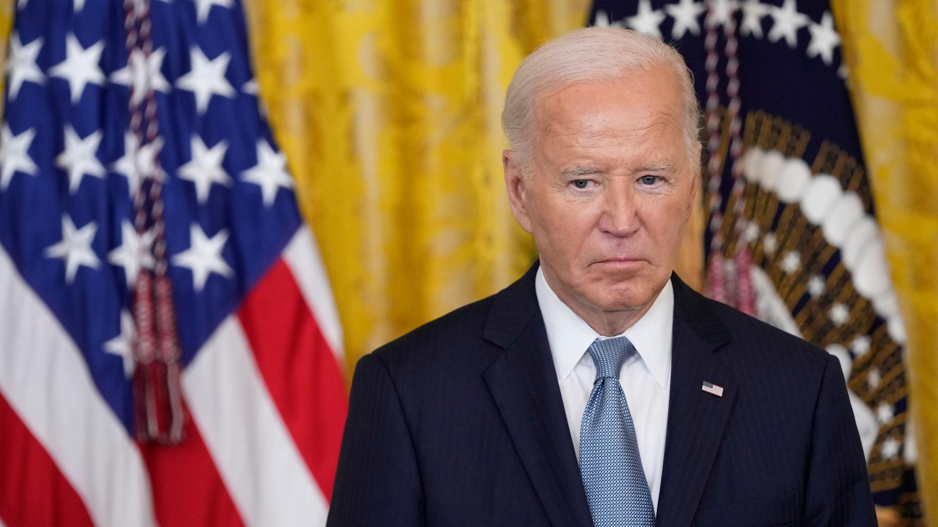 US-Präsident Joe Biden hört während der Verleihung einer Ehrenmedaille im Weißen Haus einer Rede zu. 