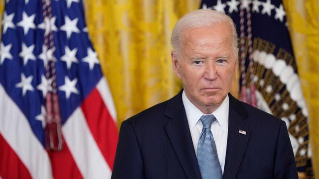 US-Präsident Joe Biden hört während der Verleihung einer Ehrenmedaille im Weißen Haus einer Rede zu. 