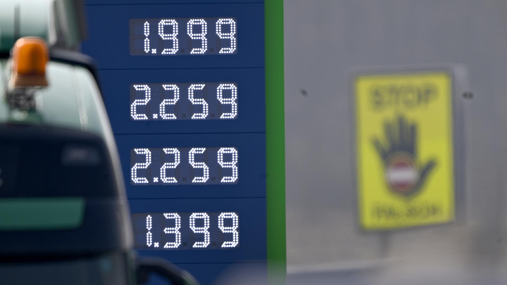 Eine Anzeigetafel der Preise für Benzin, Diesel und AdBlue an einer Tankstelle in Niederösterreich. 