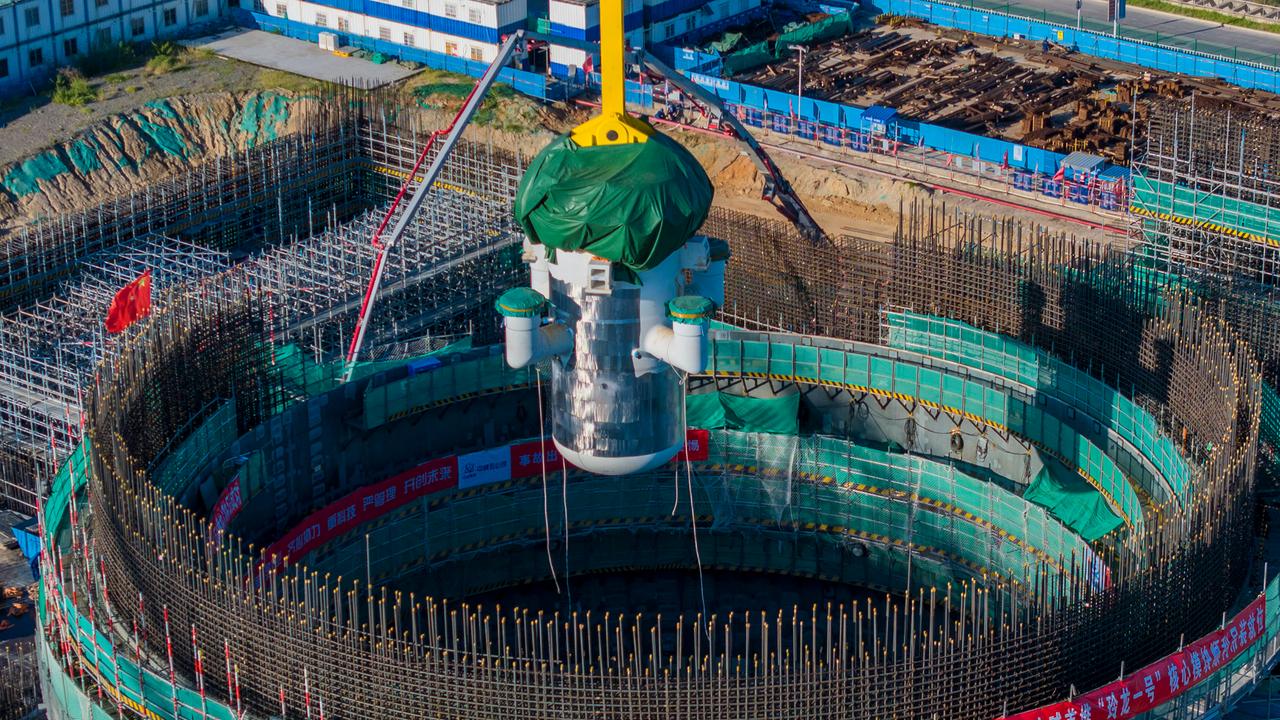 Luftbildaufnahme des ersten kommerziellen Mini-AKWs (SMR) Linglong One in China im August  2023 