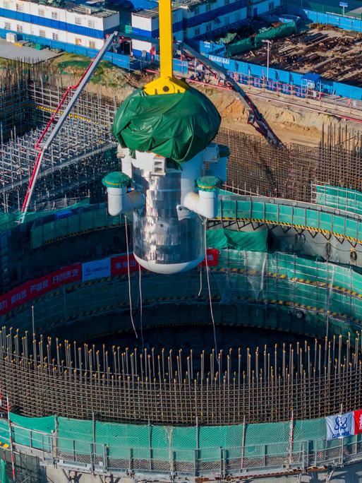 Luftbildaufnahme des ersten kommerziellen Mini-AKWs (SMR) Linglong One in China im August  2023 