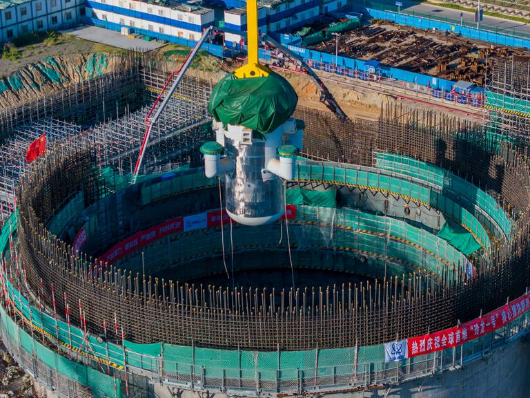 Luftbildaufnahme des ersten kommerziellen Mini-AKWs (SMR) Linglong One in China im August  2023 