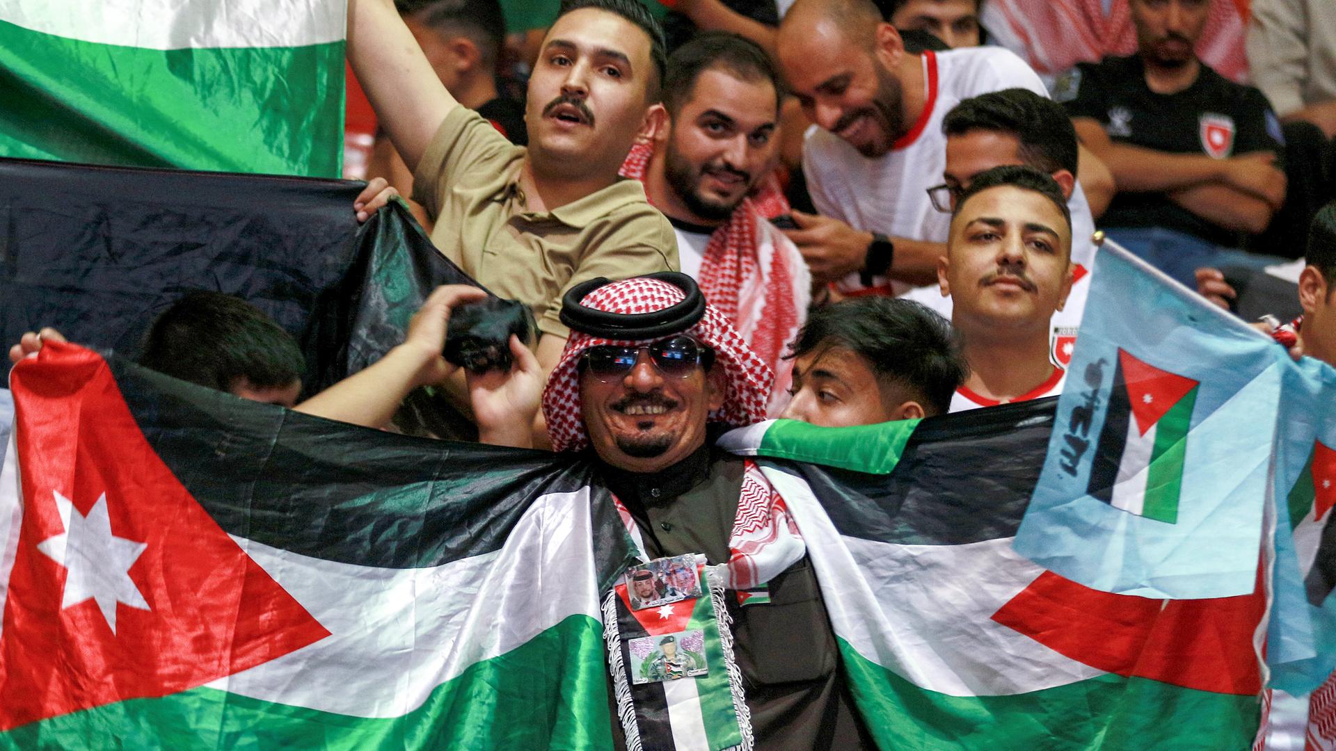 Jordanische Fußball-Fans jubeln, weil ihre Mannschaft sich zum ersten Mal für eine Weltmeisterschaft qualifiziert hat. Jordanische Fußball-Fans jubeln, weil ihre Mannschaft sich zum ersten Mal für eine Weltmeisterschaft qualifiziert hat.