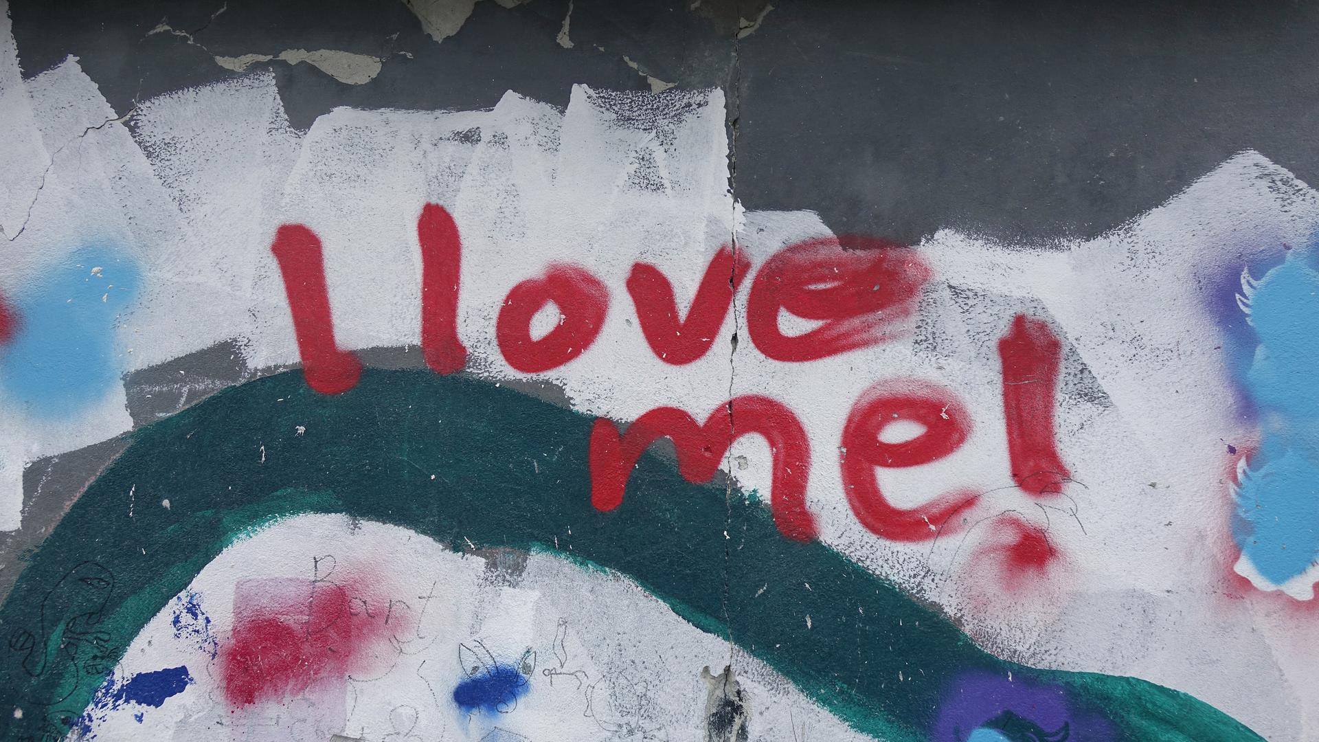 Schriftzug "I love me" an einem Gebäude.