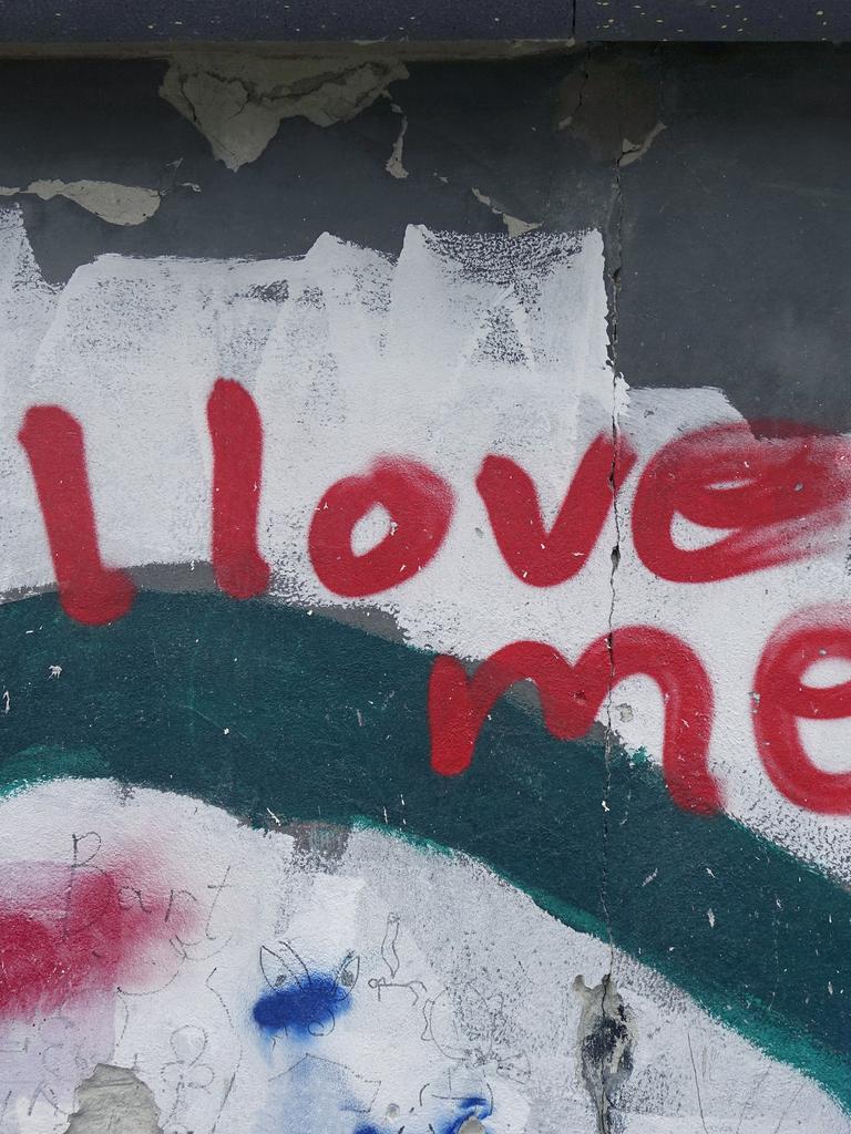 Schriftzug "I love me" an einem Gebäude.