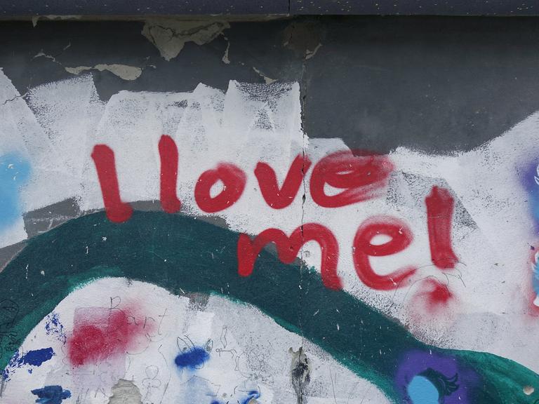 Schriftzug "I love me" an einem Gebäude.