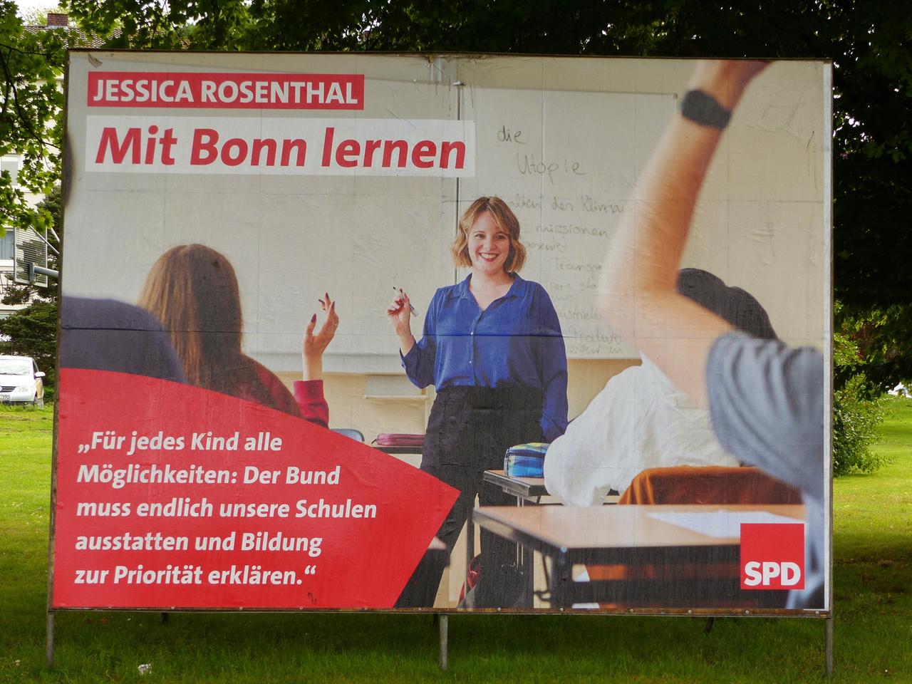 Wahlplakat von der Bundestagswahl für die SPD mit der Aufschrift "Jessica Rosenthal - Mit Bonn lernen". Zu sehen ist ein Frau in einem Klassenzimmer.