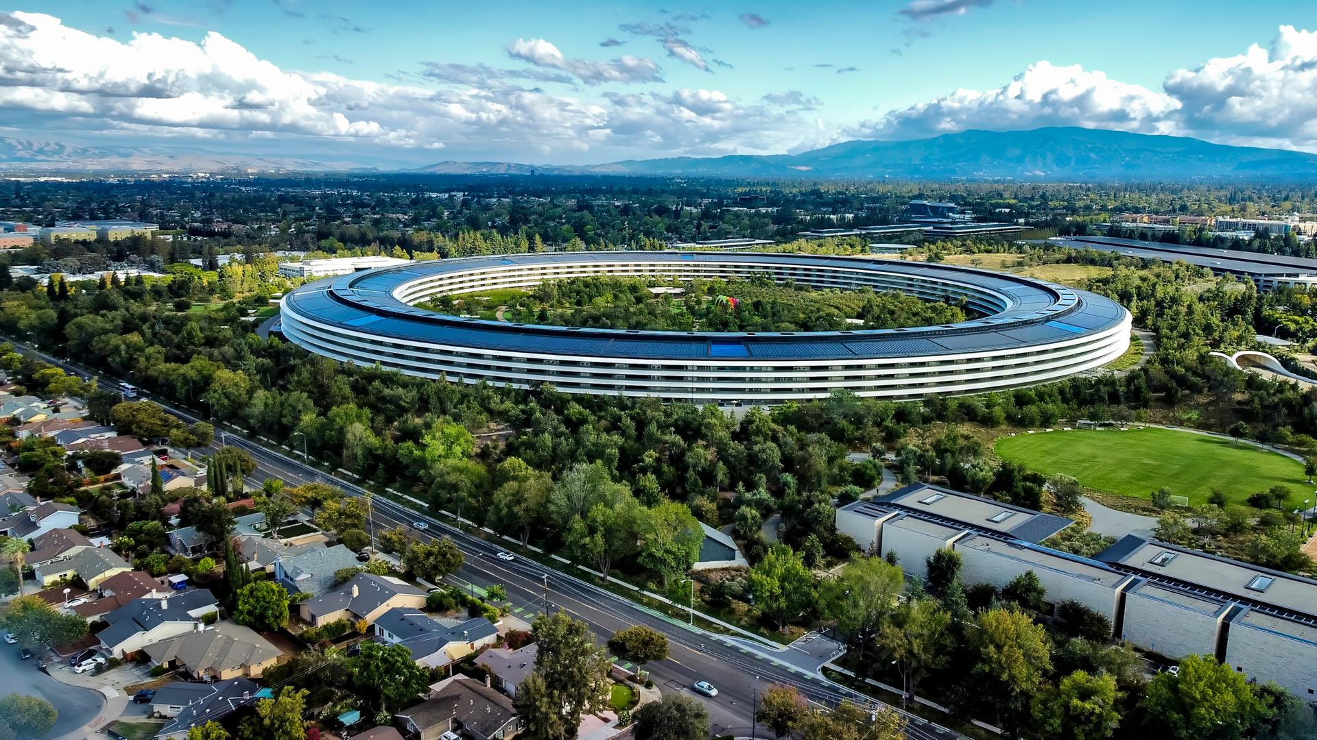 Blick auf den Apple Park. Das Dach ist mit Solarpaneelen bedeckt, die tagsüber Strom liefern.