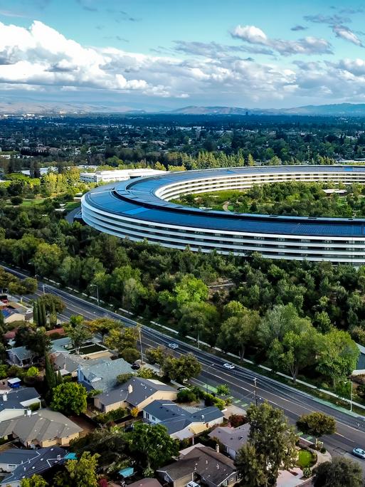 Blick auf den Apple Park. Das Dach ist mit Solarpaneelen bedeckt, die tagsüber Strom liefern.