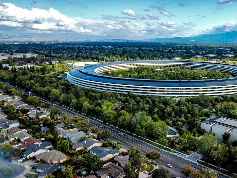 Blick auf den Apple Park. Das Dach ist mit Solarpaneelen bedeckt, die tagsüber Strom liefern.