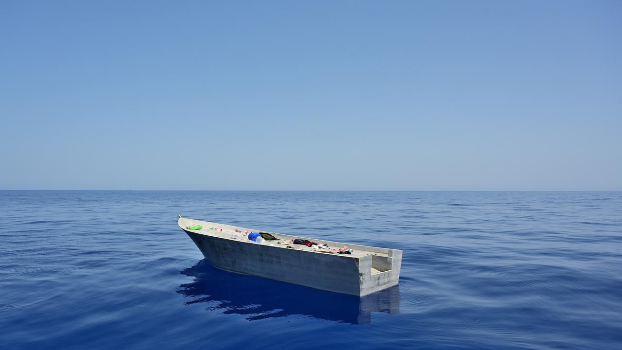 Ein verlassenes Flüchtlingsboot treibt im Meer.