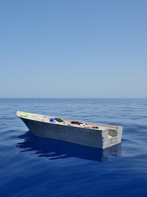 Ein verlassenes Flüchtlingsboot treibt im Meer. Ein verlassenes Flüchtlingsboot treibt im Meer.