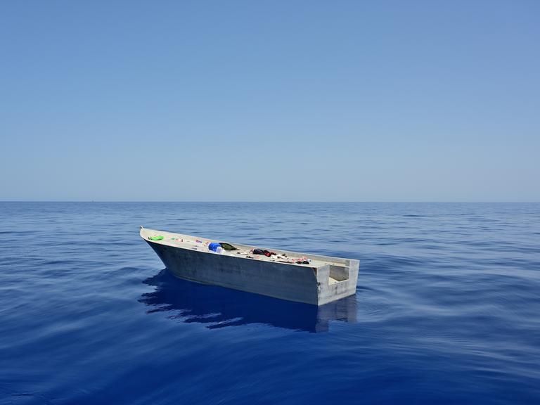 Ein verlassenes Flüchtlingsboot treibt im Meer. Ein verlassenes Flüchtlingsboot treibt im Meer.