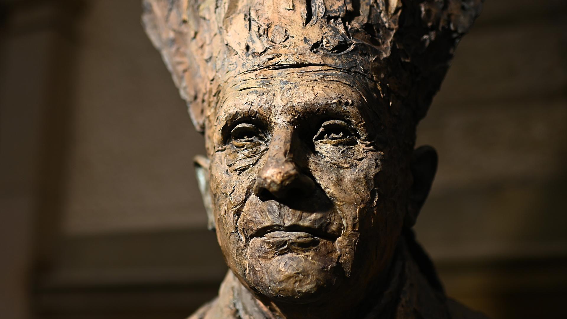 Eine Büste des emeritierten Papsts Benedikt XVI.