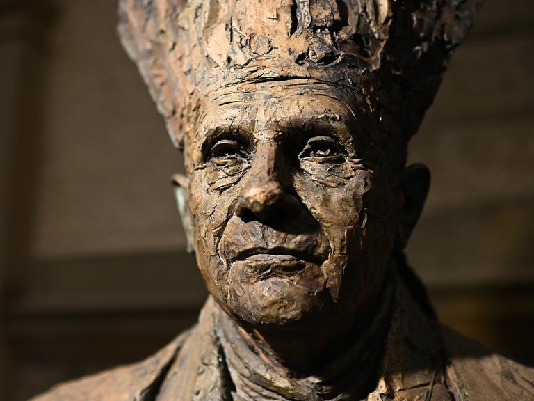 Eine Büste des emeritierten Papsts Benedikt XVI.