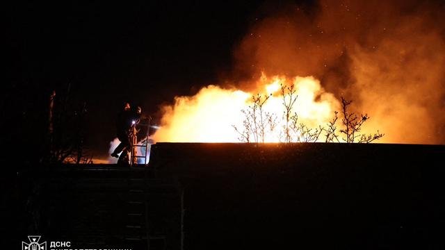 Das Foto der ukrainischen Rettungskräfte zeigt Feuer nach dem Raketenangriff auf Dnipro am 21. November 2024