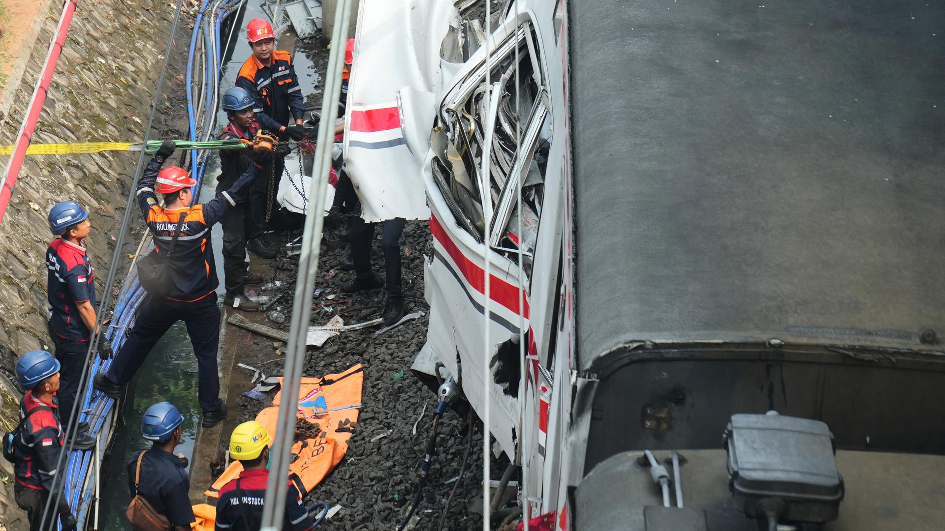 Arbeiter benutzen im indonesischen Bekasi eine Winde bei der Evakuierung von Opfern nach einem Zugunglück.