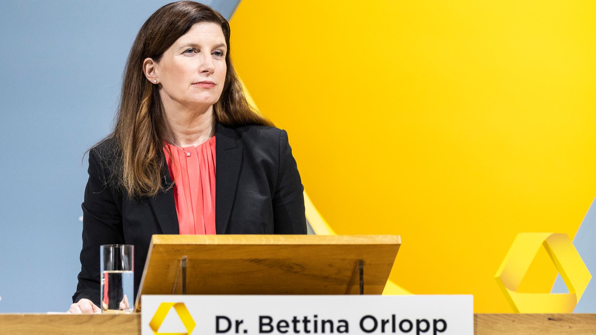 Commerzbank-Chefin Bettina Orlopp steht an einem Rednerpult. 