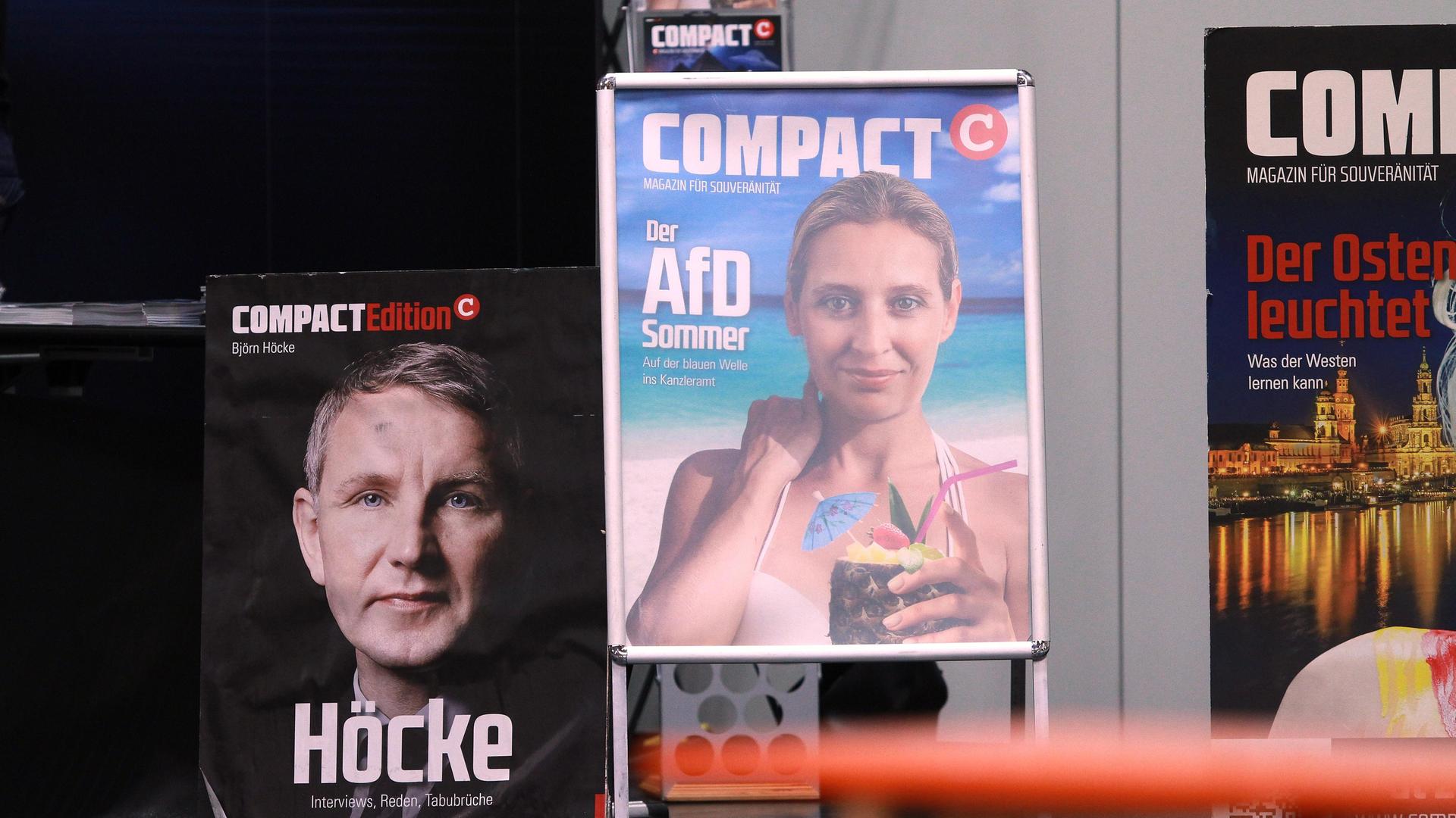 Drei Aufsteller mit Titelseiten des Compact-Magazins: links mit Björn Höcke (AfD), in der Mitte mit Alice Weidel (AfD).