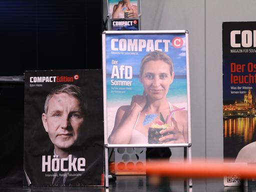 Drei Aufsteller mit Titelseiten des Compact-Magazins: links mit Björn Höcke (AfD), in der Mitte mit Alice Weidel (AfD).