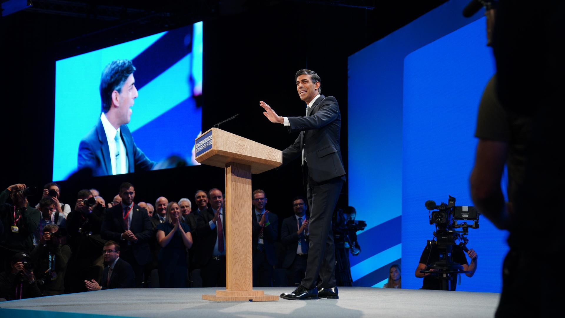Der britische Premierminister Rishi Sunak bei seiner Rede auf dem Parteitag seiner konservativen Partei. 