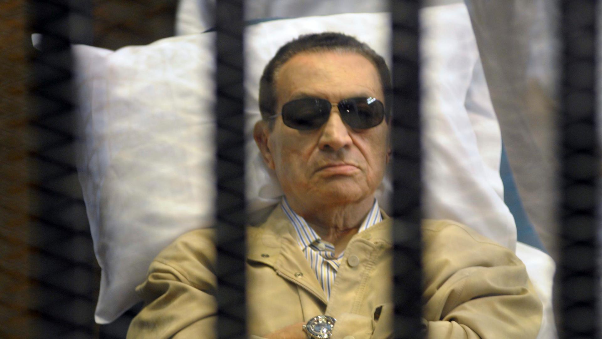 Der frühere ägyptische Präsident Hosni Mubarak 2012 im Gericht in Kairo, in einem vergitterten Käfig
