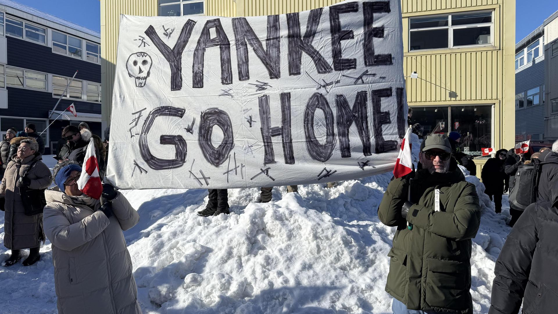 Transparent mit der Aufschrift "Yankee go home": Proteste in der grönländischen Hauptstadt Nuuk gegen die Versuche der USA, Grönland zu kaufen oder anderweitig unter die eigene Kontrolle zu bringen.